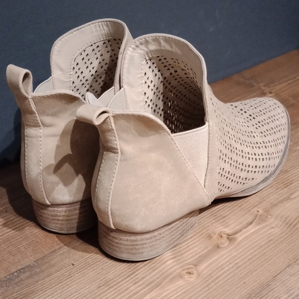 Restricted booties - Picture 3 of 8